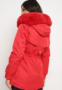 Born2be - Czerwona Kurtka Parka z Odpinanym Futerkowym Obszyciem przy Kapturze Inelithrae. Okazja: na co dzień. Typ kołnierza: golf. Kolor: czerwony. Materiał: jeans. Sezon: zima. Styl: klasyczny, casual, elegancki #3