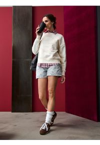Sinsay - Jeansowe szorty z perełkami - szary. Kolor: szary. Materiał: jeans
