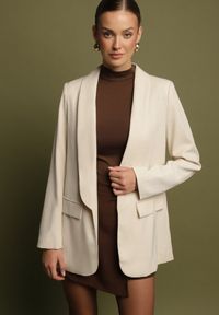 Born2be - Beżowa Marynarka o Pudełkowym Kroju z Ozdobnymi Klapami Clawira. Okazja: na spotkanie biznesowe, do pracy, na co dzień. Kolor: beżowy. Materiał: jeans. Styl: klasyczny, biznesowy, casual