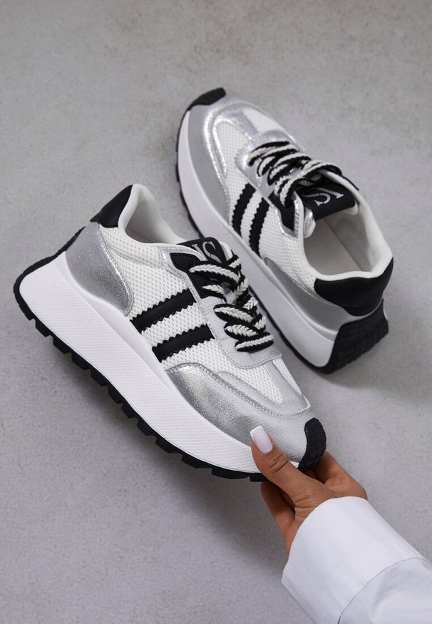 Renee - Biało-Srebrne Sneakersy Vices na Platformie z Metalicznymi Paskami Lenela. Okazja: na co dzień. Zapięcie: pasek. Kolor: biały. Materiał: jeans. Sezon: lato, wiosna. Obcas: na platformie
