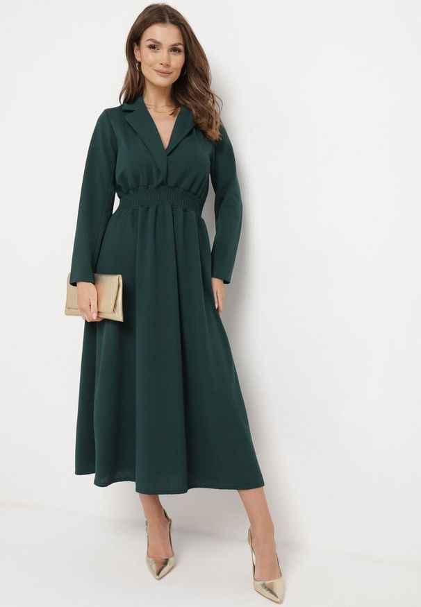 Born2be - Ciemnozielona Rozkloszowana Sukienka Midi z Kopertową Górą i Gumką w Pasie Ametis. Kolor: zielony. Typ sukienki: kopertowe. Długość: midi