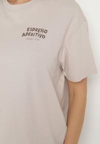 Born2be - Beżowy Bawełniany T-shirt Typu Oversize z Nadrukiem i Napisem Fillana. Okazja: na co dzień. Kolor: beżowy. Materiał: bawełna. Wzór: napisy, nadruk. Styl: casual #6