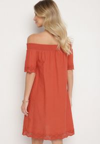 Born2be - Pomarańczowa Bawełniana Sukienka Hiszpanka z Ażurowymi Zdobieniami Filissa. Okazja: na co dzień. Typ kołnierza: dekolt hiszpanka. Kolor: pomarańczowy. Materiał: bawełna. Długość rękawa: krótki rękaw. Wzór: ażurowy, aplikacja. Typ sukienki: rozkloszowane, z odkrytymi ramionami. Styl: casual #2