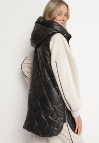 Born2be - Czarna Długa Kamizelka z Pikowaniem i Ozdobnymi Suwakami Desilla. Okazja: na co dzień. Kolor: czarny. Materiał: jeans. Długość: długie. Styl: casual #7