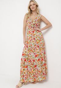 Born2be - Żółto-Czerwona Sukienka Maxi z Trójkątnym Dekoltem i Kwiatowym Motywem z Falbanką Moraila. Typ kołnierza: dekolt w serek. Kolor: żółty. Wzór: kwiaty. Sezon: wiosna, lato. Długość: maxi #1