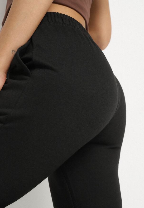 Born2be - Czarne Spodnie Dresowe o Kroju Dzwonów z Gumką w Talii Efravella. Okazja: na co dzień. Kolor: czarny. Materiał: dresówka. Styl: casual, elegancki