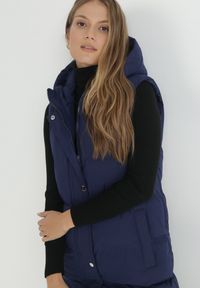 Born2be - Granatowa Kamizelka Długa z Kapturem Pikowana Ardrae. Typ kołnierza: kaptur. Kolor: niebieski. Materiał: materiał. Długość rękawa: bez rękawów. Długość: długie. Sezon: wiosna, jesień. Styl: klasyczny #6