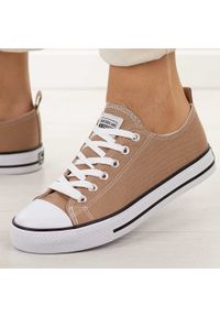 Dk. Beżowe trampki damskie American Club Dsln Lh122. Okazja: na spacer, na co dzień, na uczelnię. Zapięcie: sznurówki. Kolor: beżowy. Materiał: tkanina. Szerokość cholewki: normalna. Sezon: wiosna, lato. Styl: casual, klasyczny, sportowy, wakacyjny #1