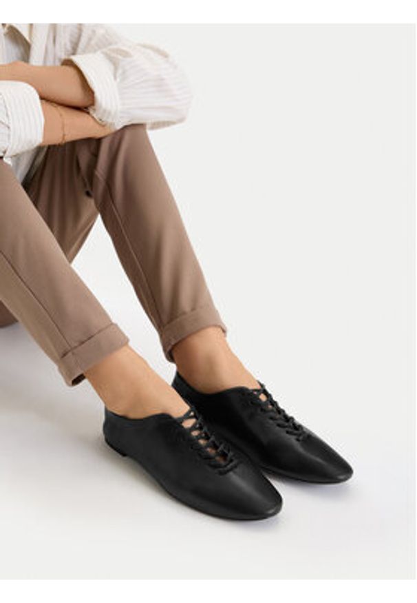 Gino Rossi - GINO ROSSI Półbuty EO-V2113-33 Czarny. Kolor: czarny. Materiał: skóra