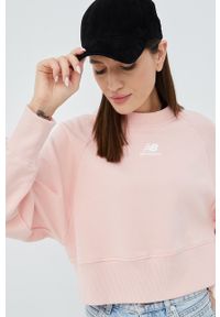 New Balance bluza bawełniana damska kolor różowy gładka. Kolor: różowy. Materiał: bawełna. Długość rękawa: raglanowy rękaw. Wzór: gładki