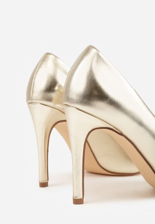 Born2be - Jasnozłote Klasyczne Szpilki Vices ze Skórzaną Wkładką Innadelle. Okazja: na spotkanie biznesowe. Kolor: złoty. Materiał: skóra. Obcas: na szpilce. Styl: klasyczny. Wysokość obcasa: średni