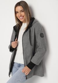 Born2be - Czarna Kurtka o Pudełkowym Kroju z Kapturem Tulavera. Okazja: na co dzień, na spacer. Typ kołnierza: kaptur. Kolor: czarny. Materiał: jeans. Styl: casual