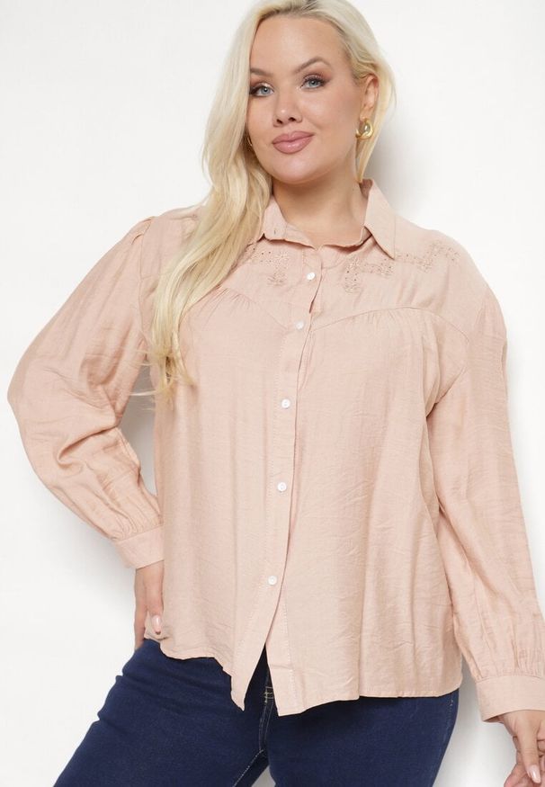 Born2be - Różowa Koszula z Wiskozą Ozdobiona Haftem Valotina. Okazja: na co dzień. Kolor: różowy. Materiał: wiskoza. Wzór: aplikacja, haft. Styl: casual, elegancki