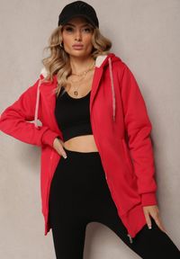 Renee - Czerwona Bluza ze Sztucznym Futerkiem i Kapturem oraz Kieszeniami Creactia. Kolor: czerwony. Materiał: futro