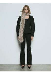 Reserved - Taliowana marynarka - czarny. Kolor: czarny. Materiał: wiskoza, tkanina. Wzór: gładki #1