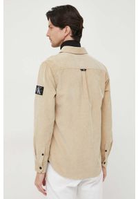 Calvin Klein Jeans koszula sztruksowa kolor beżowy regular z kołnierzykiem klasycznym. Typ kołnierza: kołnierzyk klasyczny. Kolor: beżowy. Materiał: sztruks. Długość rękawa: długi rękaw. Długość: długie. Styl: klasyczny #2