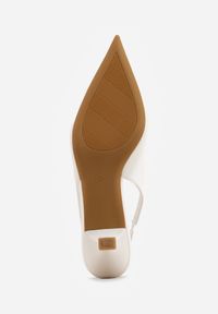Renee - Białe Czółenka Sandały Vices na Kaczuszce Typu Slingback Ozdobione Metaliczną Aplikacją Lilarunea. Okazja: na co dzień. Kolor: biały. Materiał: jeans. Wzór: aplikacja. Sezon: lato. Obcas: na szpilce. Styl: elegancki, casual #7