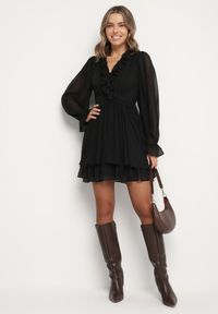 Born2be - Czarna Rozkloszowana Sukienka z Falbankami i Siateczkowymi Rękawami Zennisa. Okazja: do pracy, na spotkanie biznesowe, na imprezę. Typ kołnierza: kołnierz z falbankami. Kolor: czarny. Materiał: poliester. Typ sukienki: rozkloszowane. Styl: biznesowy, klasyczny #5