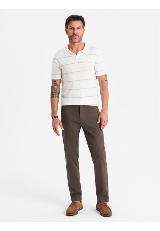Ombre Clothing - Spodnie męskie chino REGULAR FIT z delikatną strukturą – brązowe V3 - Rozmiar: M. Okazja: na co dzień. Kolor: brązowy. Materiał: tkanina, elastan, bawełna. Styl: klasyczny, casual
