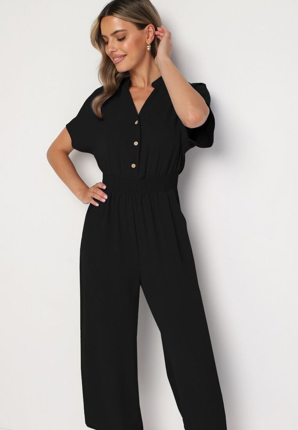 Born2be - Czarny Wiskozowy Kombinezon o Taliowanym Kroju z Szerokimi Nogawkami Delsea. Okazja: do pracy. Kolor: czarny. Materiał: wiskoza. Długość rękawa: krótki rękaw. Długość: krótkie. Styl: elegancki