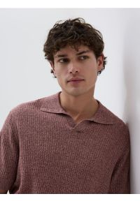 Reserved - Strukturalny sweter polo - czerwony. Typ kołnierza: polo. Kolor: czerwony. Materiał: dzianina, bawełna #1