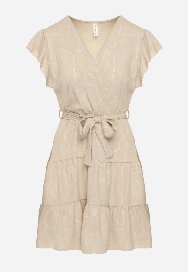 Born2be - Beżowa Kopertowa Sukienka Ozdobiona Falbanami i Paskiem Liliessa. Okazja: na co dzień. Typ kołnierza: dekolt w kształcie V. Kolor: beżowy. Wzór: aplikacja. Typ sukienki: kopertowe. Styl: klasyczny, casual, elegancki