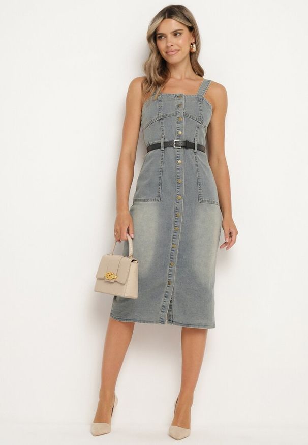 Born2be - Jasnoniebieska Sukienka Jeansowa z Paskiem z Ekoskóry Zapinana na Napy na Ramiączkach Wezia. Kolor: niebieski. Materiał: jeans. Długość rękawa: na ramiączkach. Sezon: lato