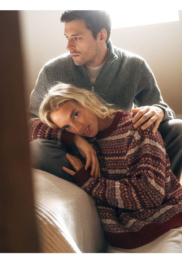 Reserved - Sweter z szalem - wielobarwny. Materiał: dzianina, wełna