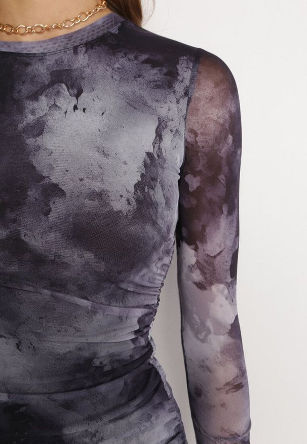 Born2be - Szara Sukienka o Dopasowanym Fasonie Bodycon z Rozcięciem i Marmurkowym Wzorem Urientia. Kolor: szary. Długość rękawa: długi rękaw. Typ sukienki: bodycon. Styl: elegancki