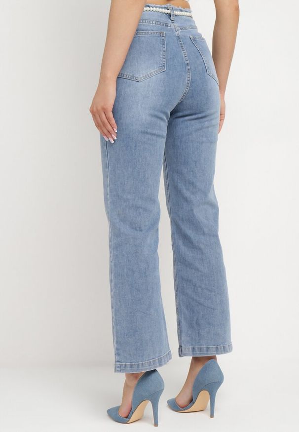 Born2be - Jasnoniebieskie Jeansy Dzwony z Odpinanym Paseczkiem Ozdobionym Perełkami Avnicca. Okazja: na co dzień. Kolor: niebieski. Wzór: aplikacja. Styl: elegancki, casual