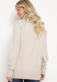 Born2be - Beżowy Golf z Wiskozą Zdobiony Wsuwanymi Kieszonkami Viaela. Okazja: na co dzień. Typ kołnierza: golf. Kolekcja: plus size. Kolor: beżowy. Długość: długie. Wzór: aplikacja. Materiał: wiskoza. Długość rękawa: długi rękaw. Styl: elegancki, casual #6