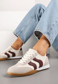 Renee - Beżowo-Bordowe Sneakersy Kultowe Tenisówki Zdobione Przeszyciami Welluria. Okazja: na co dzień. Kolor: beżowy. Materiał: jeans. Wzór: aplikacja. Obcas: na obcasie. Wysokość obcasa: niski