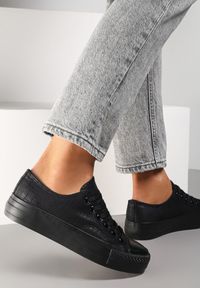 Renee - Czarne Trampki Hypsinca. Nosek buta: okrągły. Kolor: czarny. Materiał: jeans, dresówka, materiał, guma. Szerokość cholewki: normalna. Obcas: na platformie