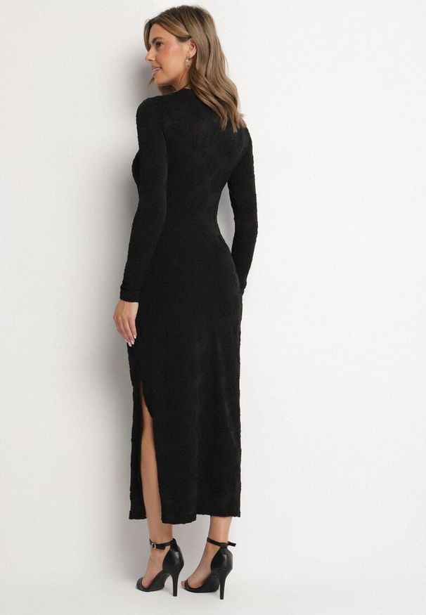 Born2be - Czarna Sukienka z Wiskozą o Dopasowanym Kroju z Tkaniny Plumeti Silsela. Kolor: czarny. Materiał: wiskoza, tkanina. Długość rękawa: na ramiączkach. Styl: klasyczny