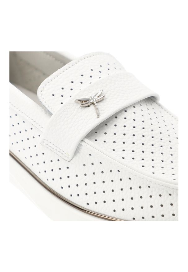 Mokasyny damskie Vinceza, cholewka ze skóry naturalnej licowej z perforacją wsuwany fason z ozdobnym paskiem zabudowany przód na lekkiej podeszwie, b. Okazja: na co dzień. Zapięcie: pasek. Kolor: biały. Materiał: skóra. Szerokość cholewki: normalna. Wzór: aplikacja, ażurowy. Styl: elegancki, klasyczny, casual