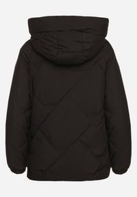 Born2be - Czarna Pikowana Kurtka z Kapturem Rękawy Zakończone Gumką Liliaz. Okazja: na spacer, na co dzień. Typ kołnierza: kaptur. Kolor: czarny. Materiał: jeans. Styl: casual #2