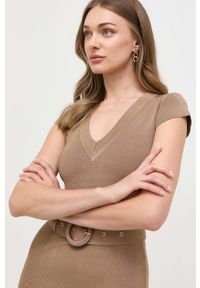 Marciano Guess sukienka kolor brązowy mini dopasowana. Kolor: brązowy. Materiał: dzianina, prążkowany. Długość rękawa: krótki rękaw. Typ sukienki: dopasowane. Długość: mini #5