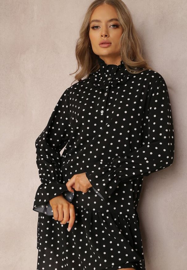 Renee - Czarna Sukienka Erosyne. Typ kołnierza: kołnierz z falbankami, kołnierzyk stójkowy. Kolor: czarny. Długość rękawa: długi rękaw. Wzór: grochy. Sezon: wiosna, lato. Długość: mini