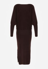 Born2be - Brązowa Dzianinowa Sukienka z Wiskozą o Nietoperzowym Kroju z Dekoltem w Łódkę Tisan. Okazja: na co dzień, na spotkanie biznesowe. Typ kołnierza: dekolt w łódkę. Kolor: brązowy. Materiał: dzianina, wiskoza. Styl: casual, biznesowy #4