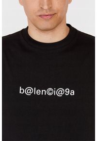 Balenciaga - BALENCIAGA Czarny t-shirt z białym logo. Kolor: czarny. Materiał: len
