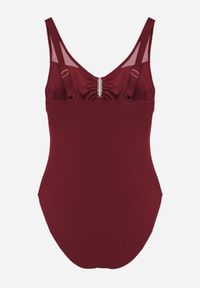 Born2be - Bordowy Strój Kąpielowy Jednoczęściowy z Metaliczną Ozdobą i Marszczeniem Chelviane. Kolekcja: plus size. Kolor: czerwony. Wzór: aplikacja #2