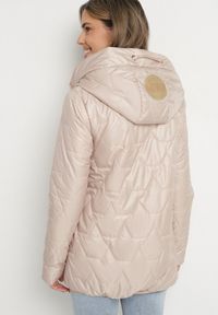 Born2be - Beżowa Kurtka Pikowana o Pudełkowym Kroju z Kapturem Teladira. Okazja: na co dzień. Typ kołnierza: kaptur. Kolor: beżowy. Styl: klasyczny, casual, elegancki #6