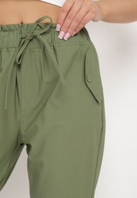 Born2be - Ciemnozielone Spodnie z Talią Paper Pag z Wiązanym Sznurkiem Munisetti. Okazja: na co dzień. Kolor: zielony. Styl: casual #7