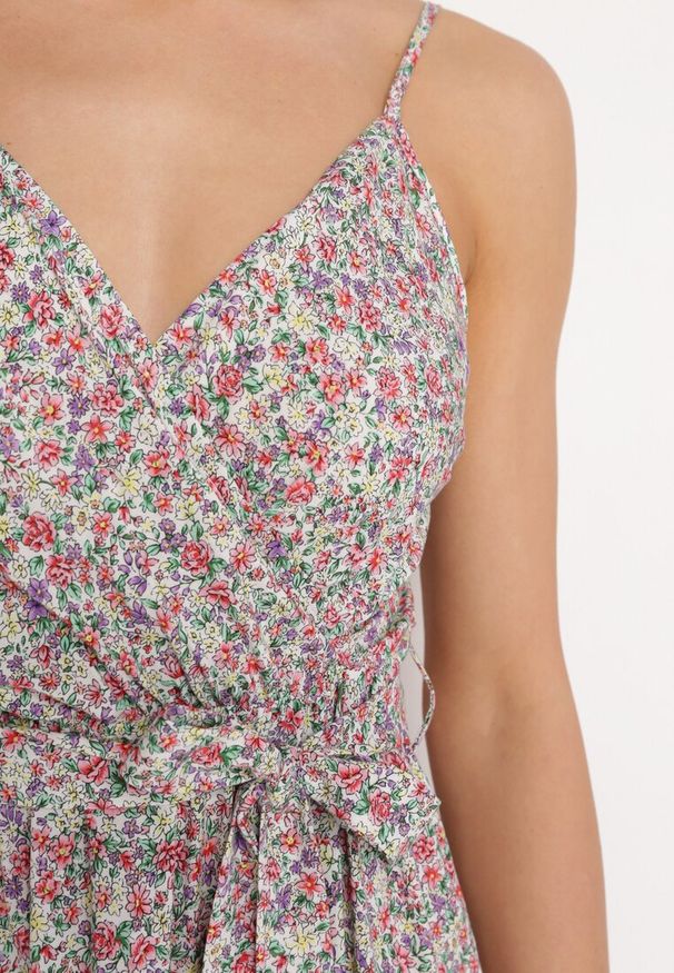 Born2be - Biało-Różowa Sukienka z Wiskozy Porthos. Kolor: biały. Materiał: wiskoza. Długość rękawa: na ramiączkach. Wzór: kwiaty. Sezon: lato. Typ sukienki: kopertowe. Długość: mini