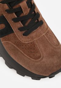 Renee - Brązowe Sneakersy na Platformie z Zamszu Naturalnego z Perforacją Zitrina. Kolor: brązowy. Materiał: zamsz. Obcas: na platformie #7