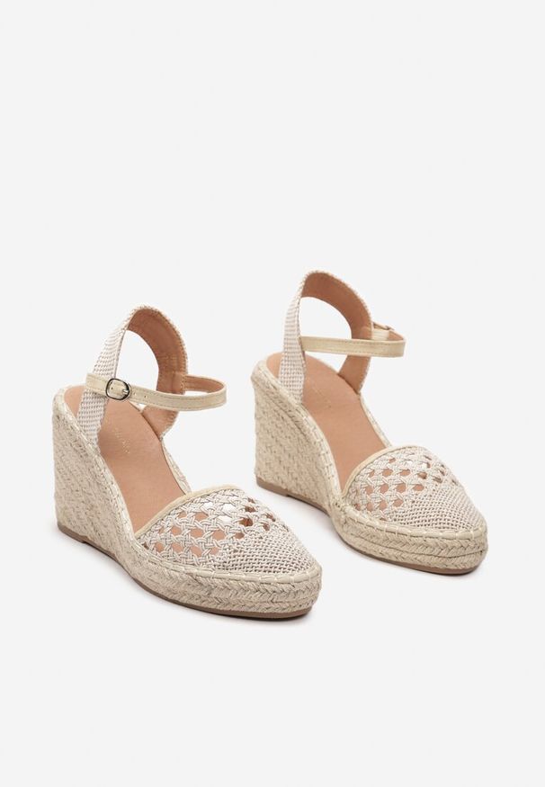 Renee - Beżowe Sandały z Imitacji Skóry na Plecionym Koturnie Zapinane Wokół Kostki Obidia. Okazja: na co dzień. Kolor: beżowy. Materiał: skóra. Wzór: ażurowy. Sezon: lato. Obcas: na koturnie. Styl: casual, elegancki