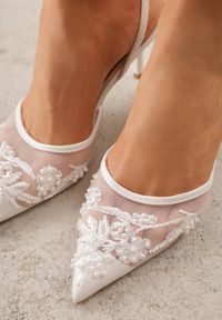 Renee - Białe Szpilki VICES Slingback z Noskami w Szpic Ozdobionymi Haftem i Koralikami Laraidina. Zapięcie: pasek. Kolor: biały. Materiał: satyna. Wzór: haft, aplikacja. Obcas: na szpilce #9