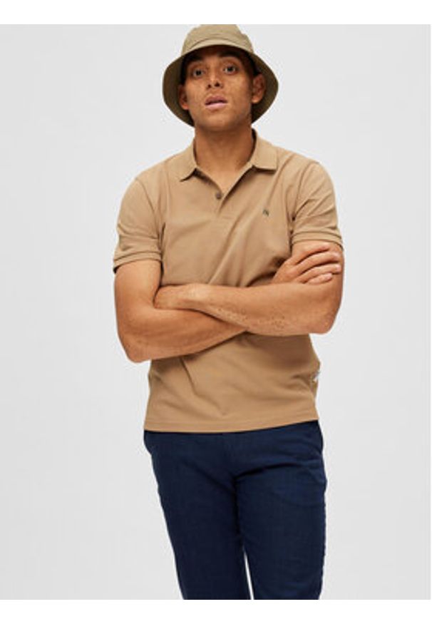 Selected Homme Polo 16087839 Beżowy Regular Fit. Typ kołnierza: polo. Kolor: beżowy. Materiał: bawełna
