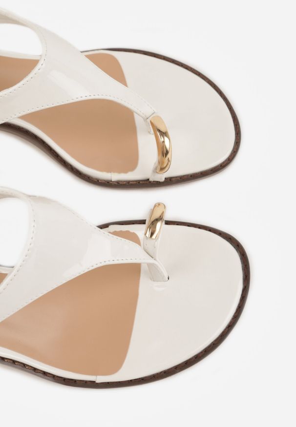 Born2be - Białe Sandały Japonki na Słupku z Biżuteryjną Ozdobą Uhryss. Kolor: biały. Materiał: len. Wzór: aplikacja. Sezon: lato. Obcas: na słupku. Styl: klasyczny, elegancki. Wysokość obcasa: średni