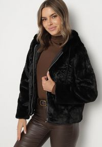 Born2be - Czarna Casualowa Kurtka Futerko z Kapturem Nindrie. Okazja: na co dzień. Typ kołnierza: kaptur. Kolor: czarny. Materiał: futro. Styl: casual #2